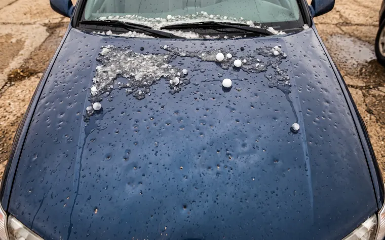 Capó de un auto con abolladuras de granizo