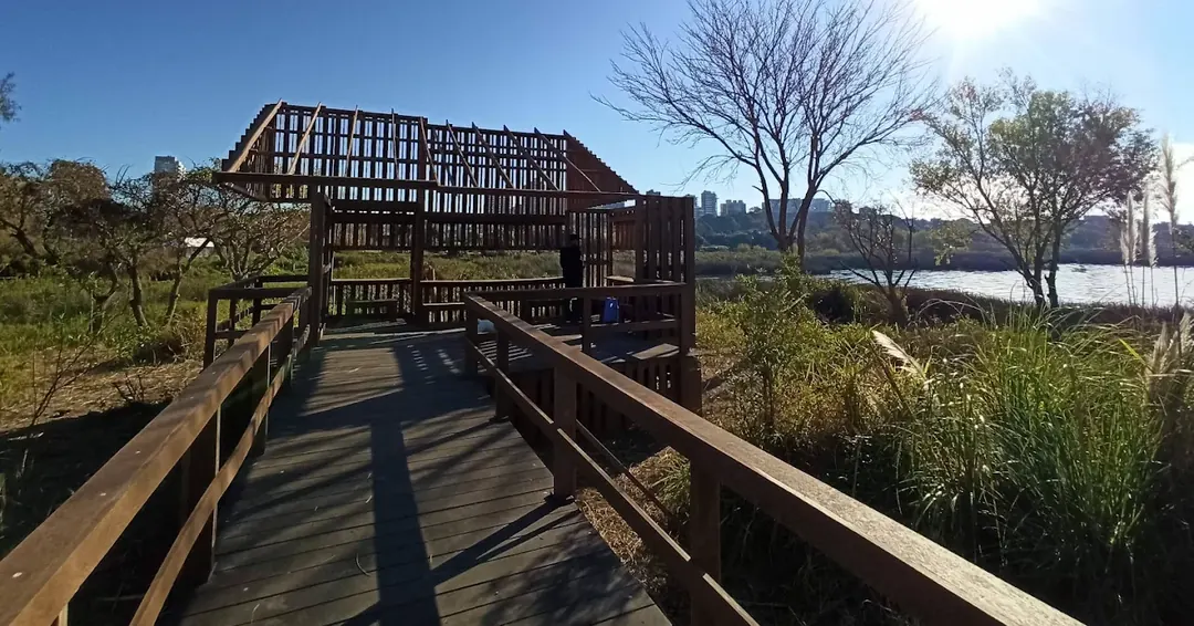 Pasarela y mirador de madera de la Reserva Ecológica de La Lucila, con el Río de la Plata al fondo